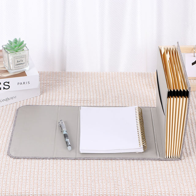 Le dossier d'extension de l'accordéon de papeterie d'Office est fait de matériel papier de carnet pour usage quotidien de l'Office